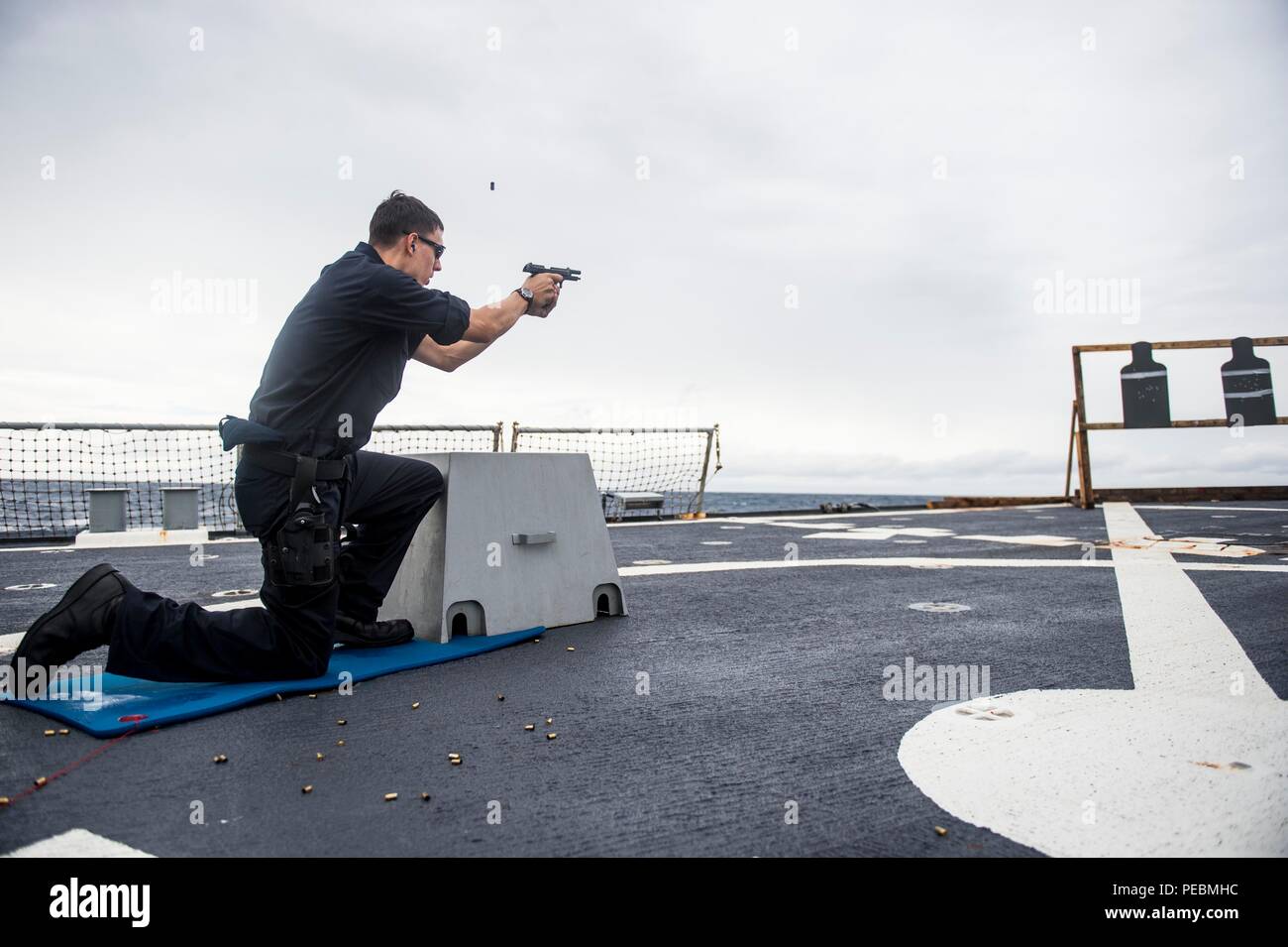 151202-N-XM324-125 est de la mer de Chine (déc. 2, 2015) Technicien Cryptologue (Collection) 2e classe Casey Unfried, de Portland, Ore., tire un 9 mm pistolet de service au cours d'un live-exercice d'incendie à bord de la classe Arleigh Burke destroyer lance-missiles USS Fitzgerald (DDG 62). Fitzgerald est en patrouille dans la 7e Flotte Secteur d'opérations à l'appui de la sécurité et de la stabilité dans l'Indo-Asia-Pacifique. (U.S. Photo par marine Spécialiste de la communication de masse de la classe 3ème Patrick Dionne/libérés) Banque D'Images