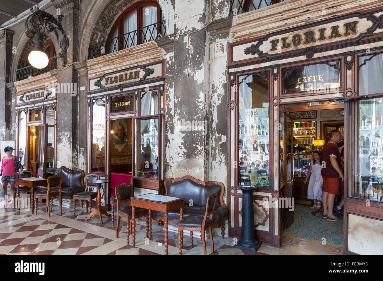 Façade extérieure Caffe Florian, Piazza San Marco, San Marco, Venise, Vénétie, Italie. Ouvert en 1720, c'est le plus ancien café d'Italie. Les gens à l'intérieur Banque D'Images