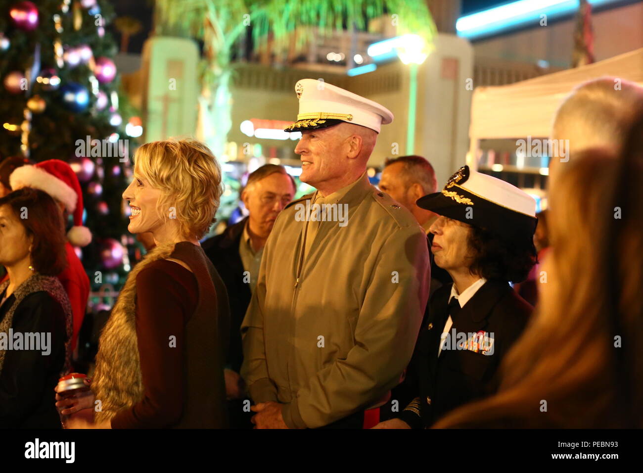 U.S. Marine Corps Brig. Mgén Edward D. Banta, général commandant la Marine Corps Corps West-Marine Installations Base Camp Pendleton, centre, et le capitaine de la Marine américaine Lisa Mulligan, droite, Commandant Naval Hospital Camp Pendleton, look award comme l'arbre en prêt à être allumé à l'assemblée annuelle d'illumination de l'arbre d'Oceanside Cérémonie à Mission Ave, Oceanside, Californie, le 3 décembre 2015. La Ville d'Oceanside et Main Street Oceanside accueille la cérémonie des lumières d'arbre de vacances chaque année et offre une occasion de mettre en valeur les installations du Corps des Marines à l'ouest à travers des conférences afin de promouvoir la Banque D'Images