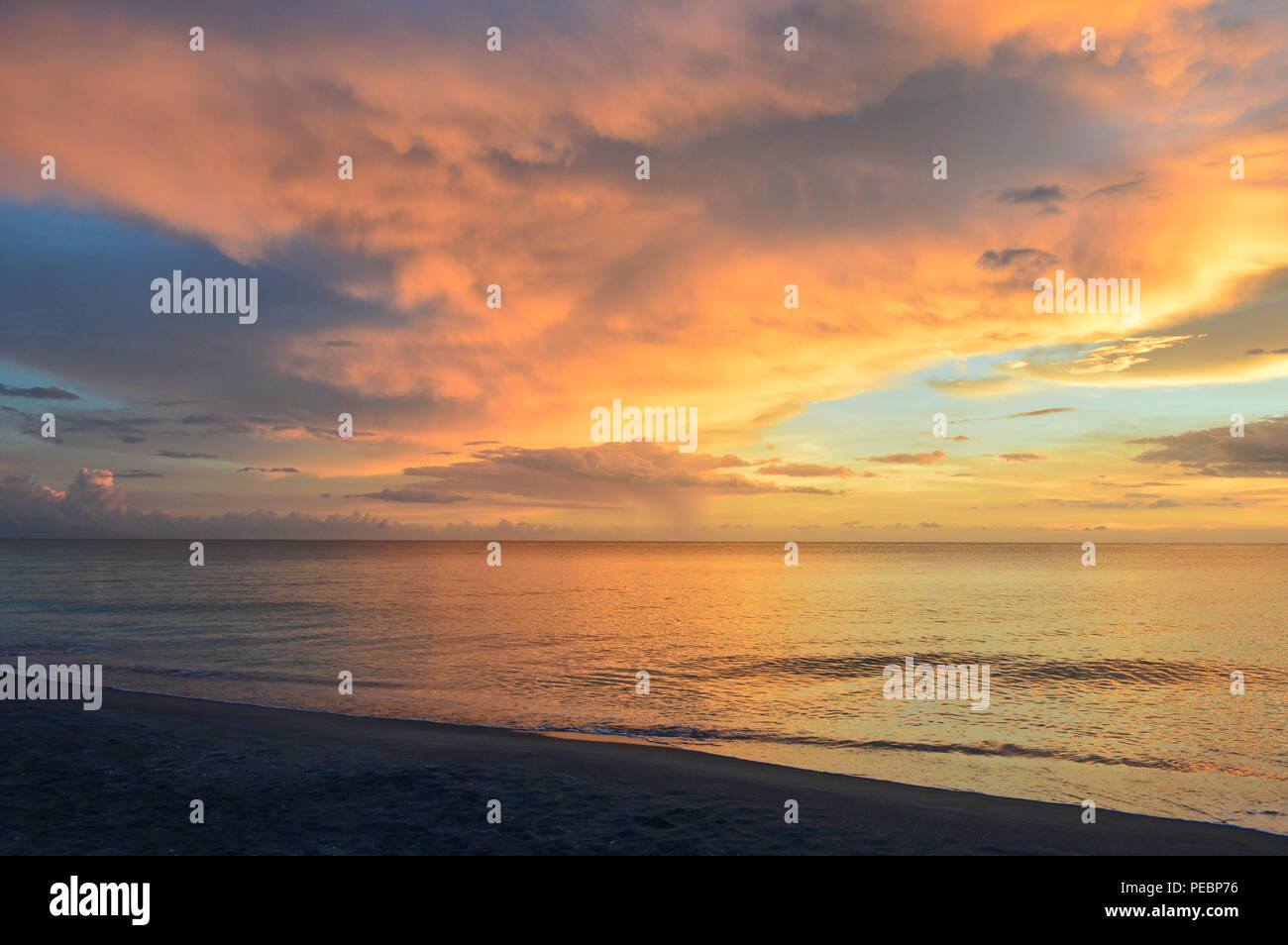 Photographie de paysage crépuscule panoramique de l'île de Sable côtières tropicales Coucher du Soleil calme paysage tranquille eau mer Surf Sérénité Golfe du Mexique en Floride Sanibel Banque D'Images