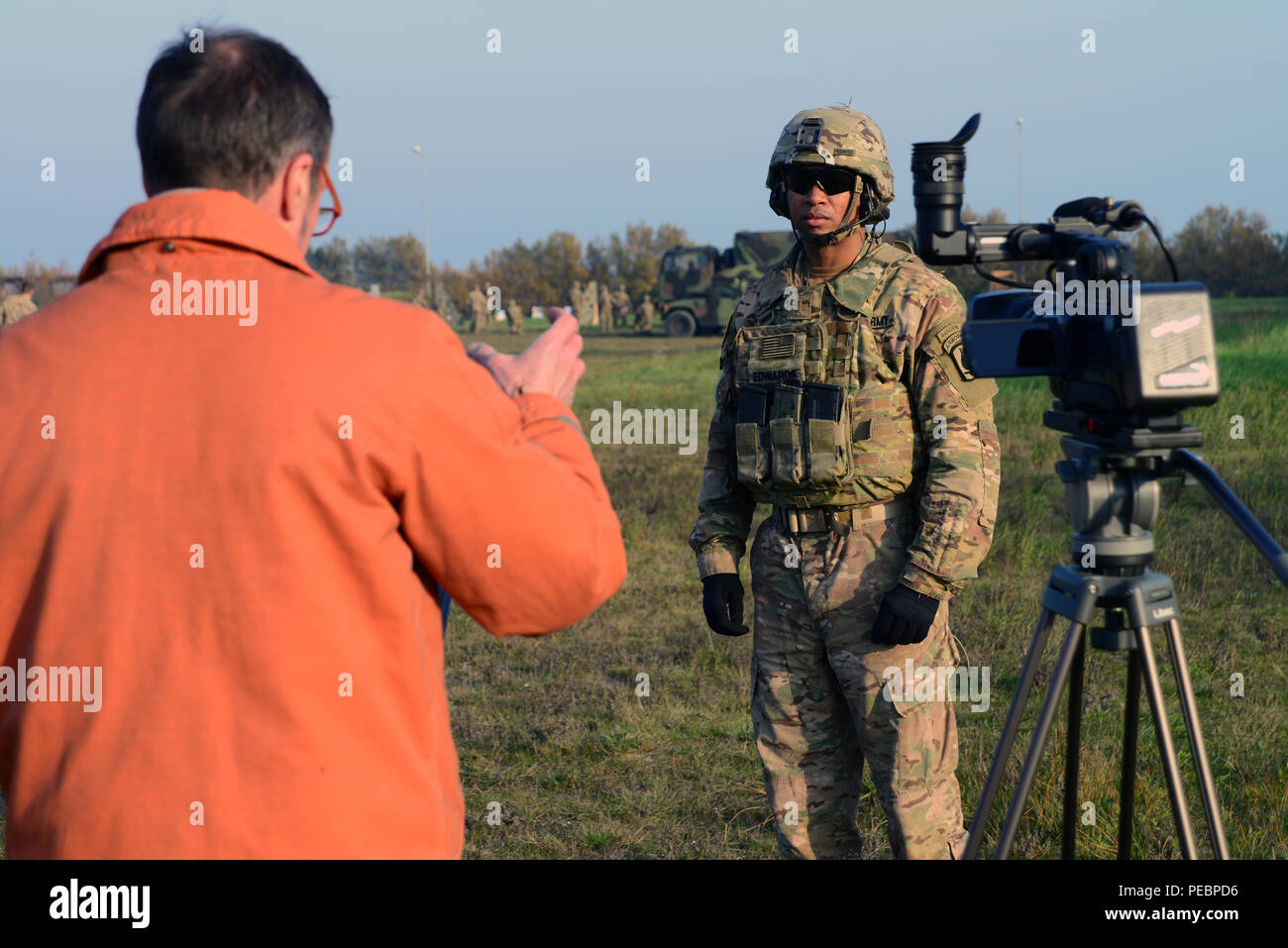 Spécialiste en soutien à la formation, à partir de la 7e Vincenzo Vitiello JMTC TSC Livourne, entrevues slt Joseph T. Edwards Jr, la société C., 1er bataillon du 503e Régiment d'infanterie, 173e Brigade aéroportée, au cours de la formation à Foce Reno zone formation Ravenne, Italie, le 30 novembre 2015. (Photo de Elena Baladellireleased) Banque D'Images