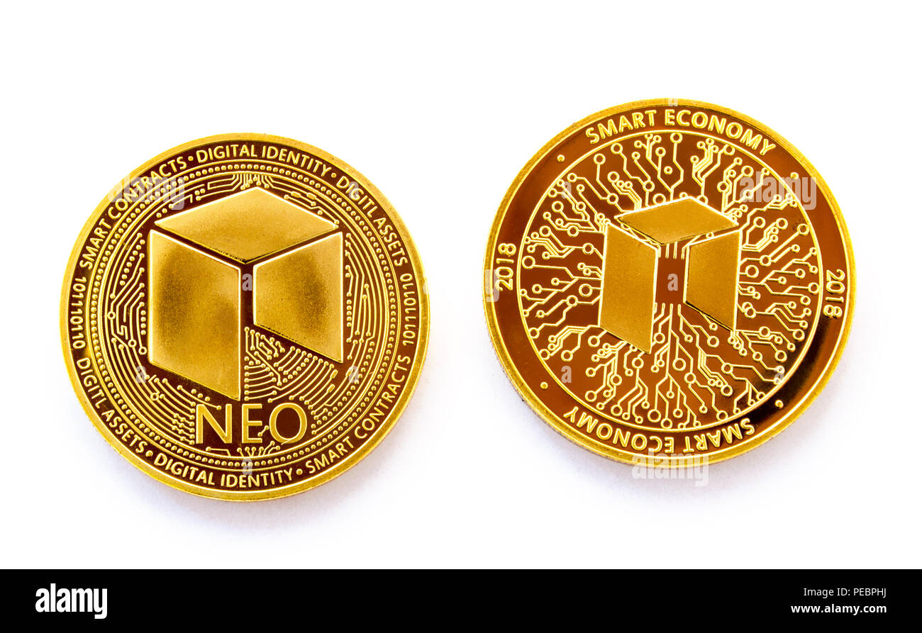 Sur un fond blanc est isolé l'avant et l'arrière de la pièce d'or d'une monnaie numérique crypto - neo. Banque D'Images