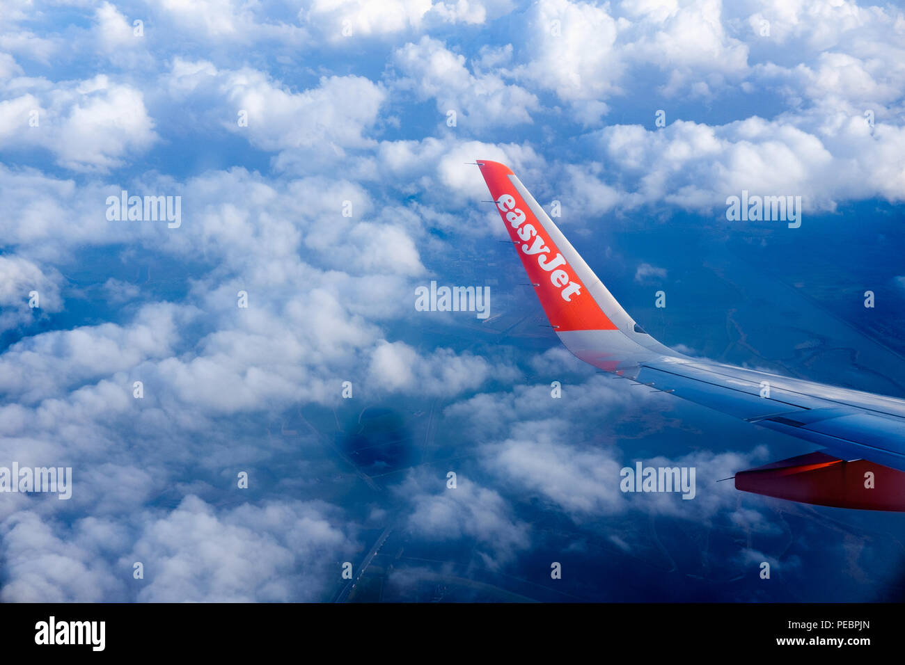 Amsterdam, Hollande - 19.05.2018 vue sur la ville à partir de l'avion. Vue depuis la fenêtre de l'avion sur le port d'extension aile d'avion EasyJet Banque D'Images