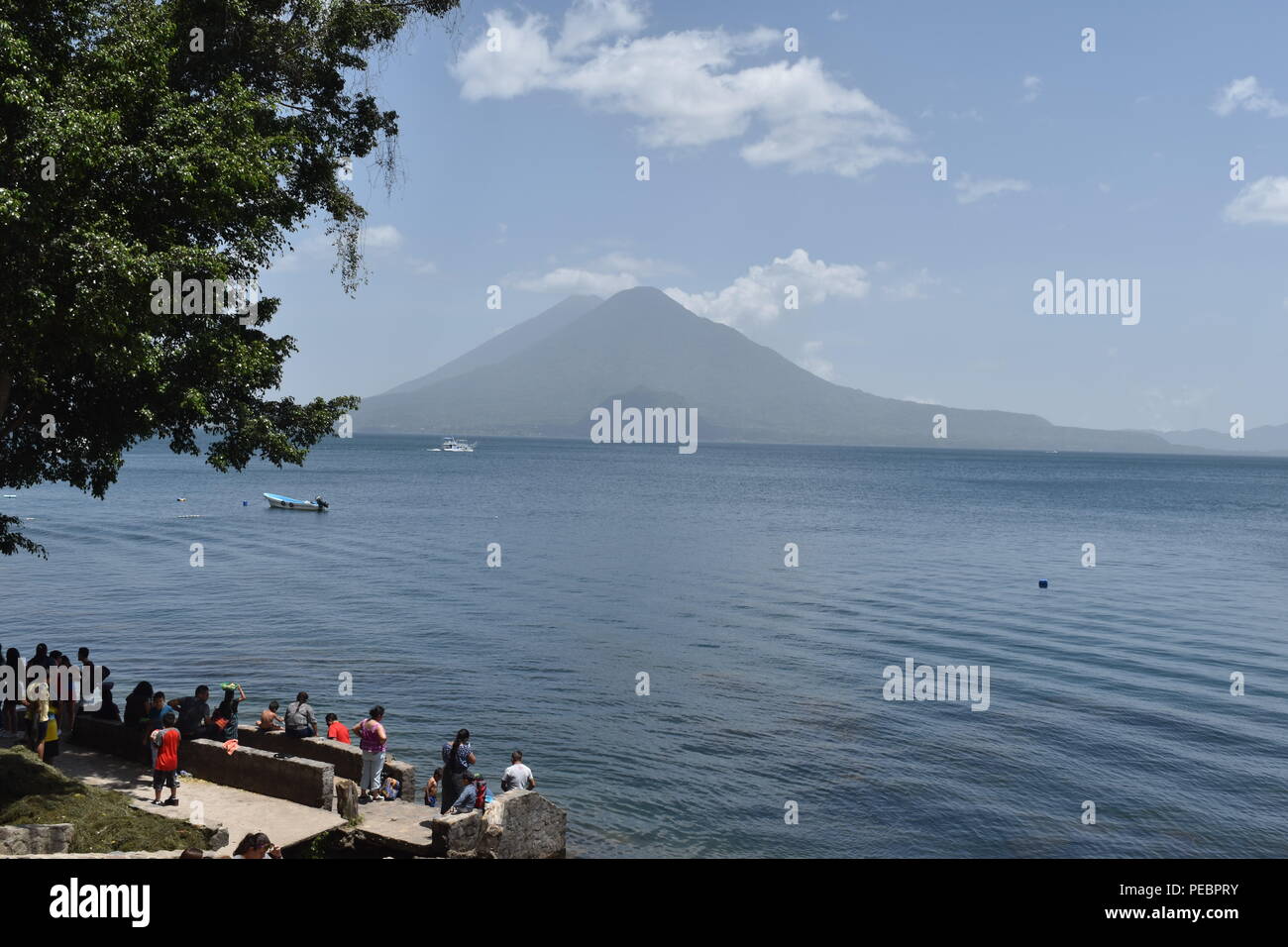 Un jour dans le lac Panajachel au Guatemala au milieu de trois volcans. Juillet 14, 2018 Banque D'Images