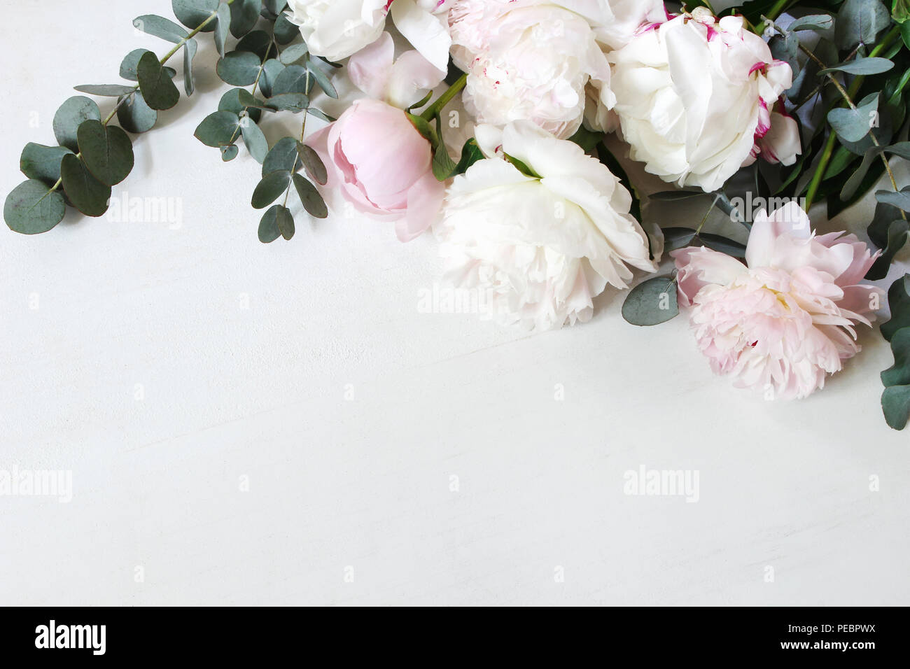 Blush ivoire et Champagne Mariage Table arrangement de fleurs Roses pivoines 