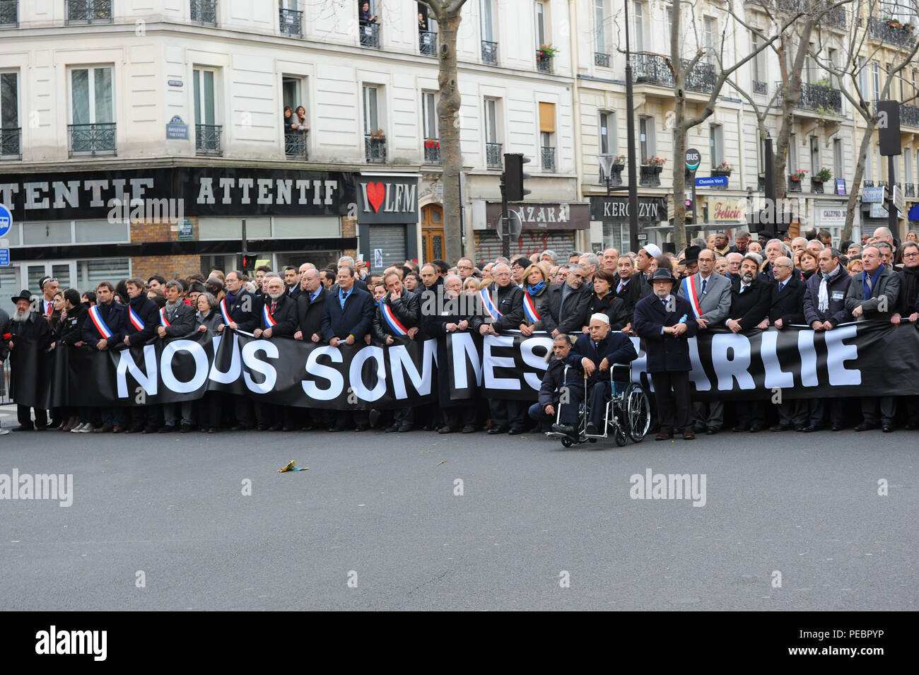 Janvier 11, 2015 - Paris, France : les politiciens français de tout le spectre politique prendre part à une unité mars suivant les attentats de Paris. Quatre millions de personnes ont manifesté à travers le pays en une 'Marche' Républicaine (républicain) mars célébration de l'unité de la nation face à des menaces terroristes. Des milliers de personnes avaient des bannières ou des dessins faisant référence à Charlie Hebdo, le magazine satirique dont l'office a été pris pour cible par des hommes armés islamistes plus tôt dans la semaine. La grande marche républicaine en hommage aux victimes de l'attentat contre Charlie Hebdo une rassemble pres de 2 millions de perso Banque D'Images