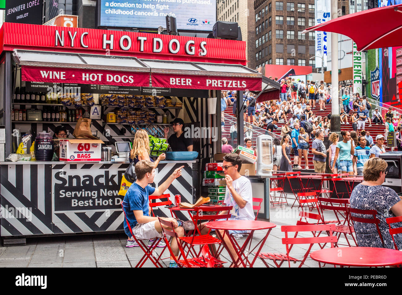 NEW YORK CITY - 26 juillet 2018 : voir le monde du célèbre Times Square à Manhattan, avec des panneaux publicitaires, des enseignes, et que les gens à la zone piétonne plaza sur une bu Banque D'Images