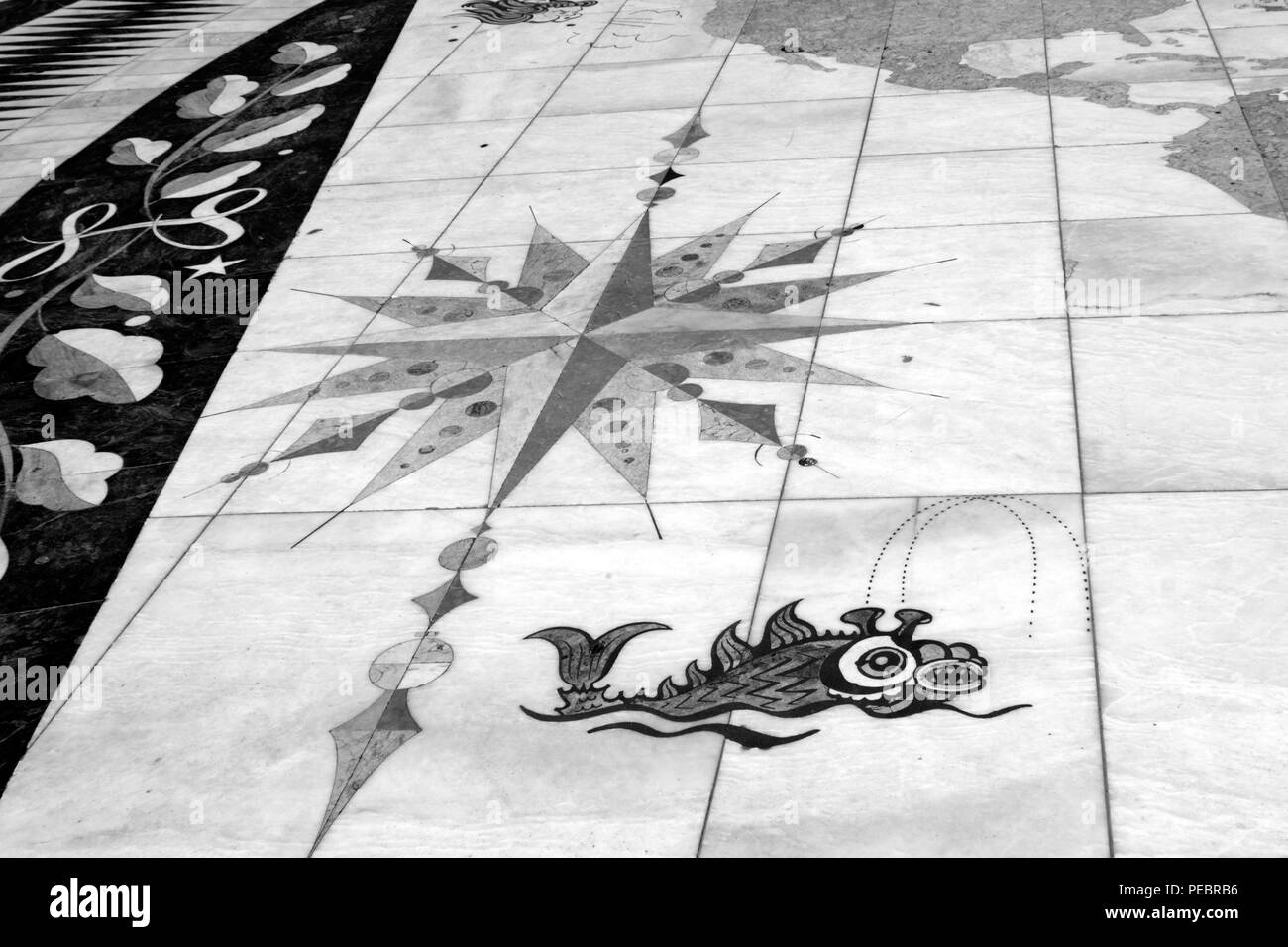 Lisboa, Portugal - mars 5, 2014 : Détail de trottoir de marbre près de la Tour de Belém mythologique représentant un animal marin, la baleine, et une carte de la mer Banque D'Images