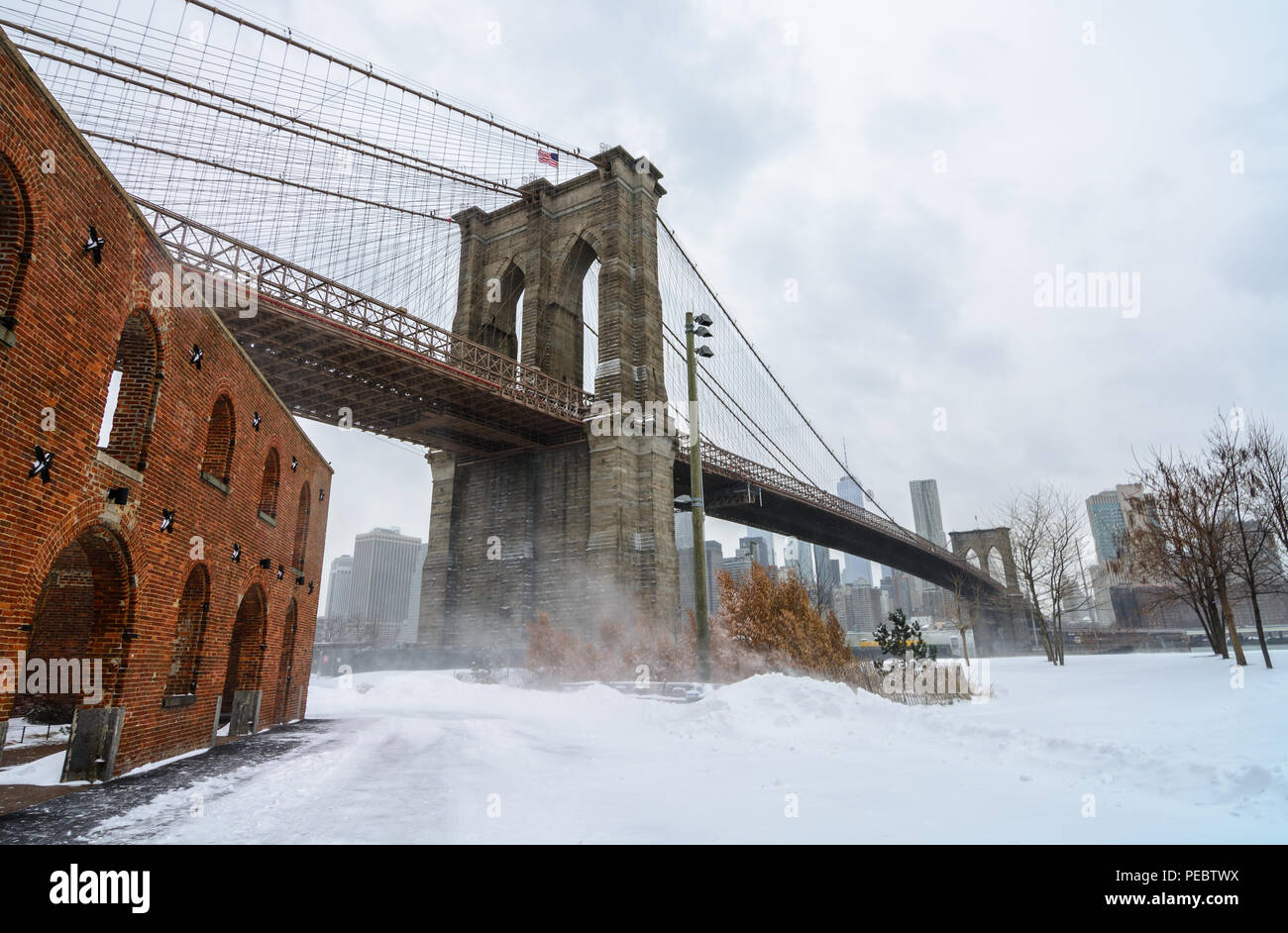 Le Pont de Brooklyn à DUMBO, NYC juste après la tempête Grayson a frappé en janvier 2018. Banque D'Images