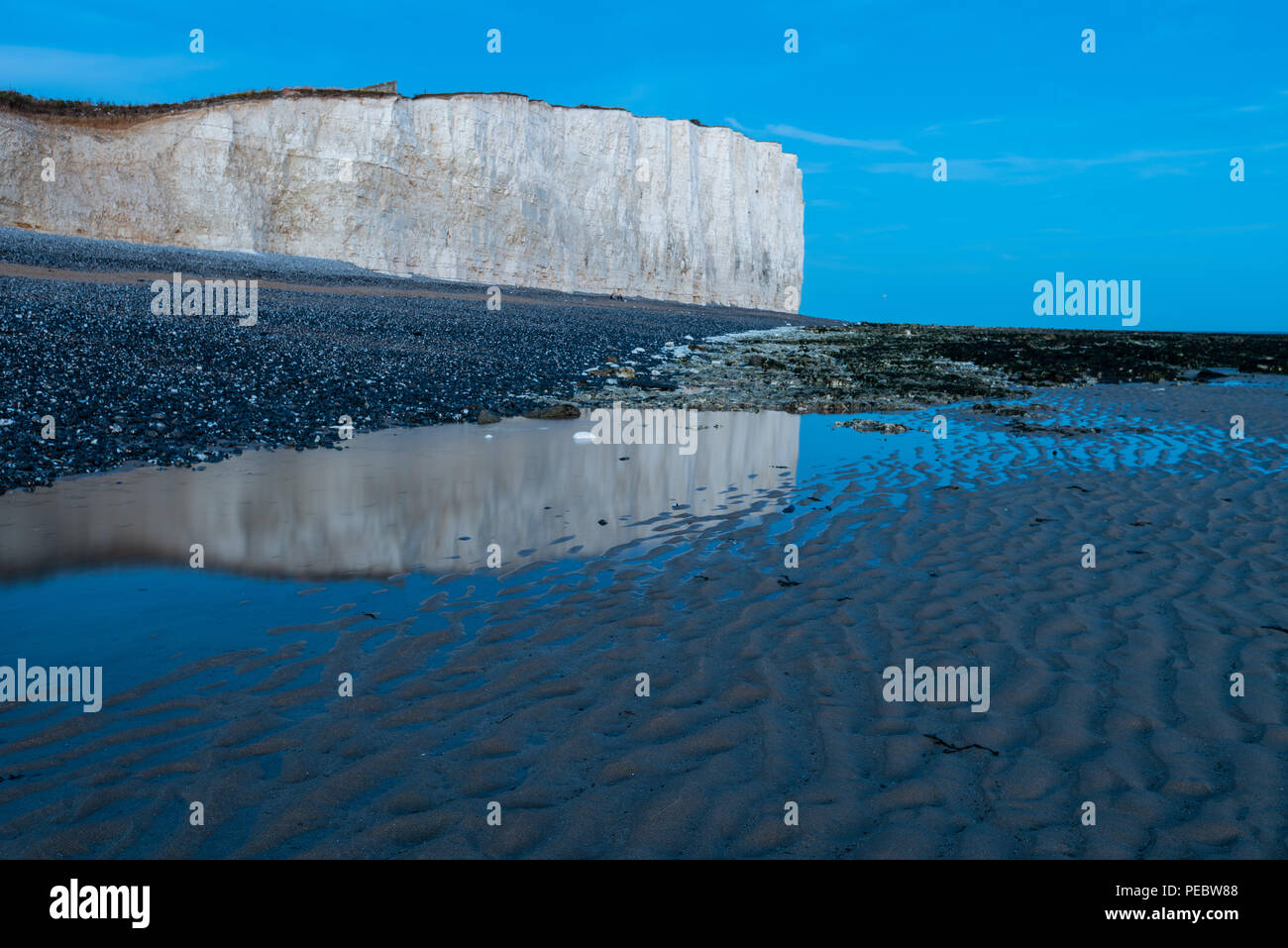 Les Sept Soeurs falaises et les garde-côtes des chalets, de Seaford Head de l'autre côté de la rivière Cuckmere Banque D'Images
