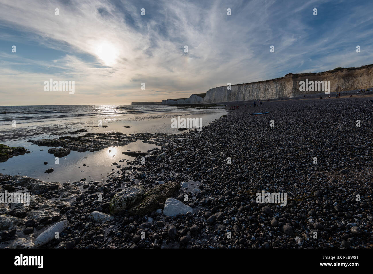 Les Sept Soeurs falaises et les garde-côtes des chalets, de Seaford Head de l'autre côté de la rivière Cuckmere Banque D'Images