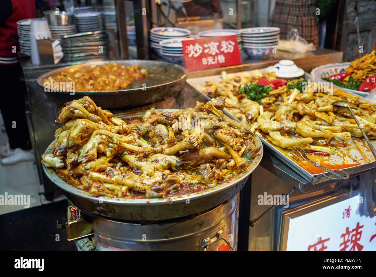 Sabot de chèvre cuite et les pieds dans un marché de l'alimentation de rue, de la rue musulmane, Xi/an, Chine Banque D'Images