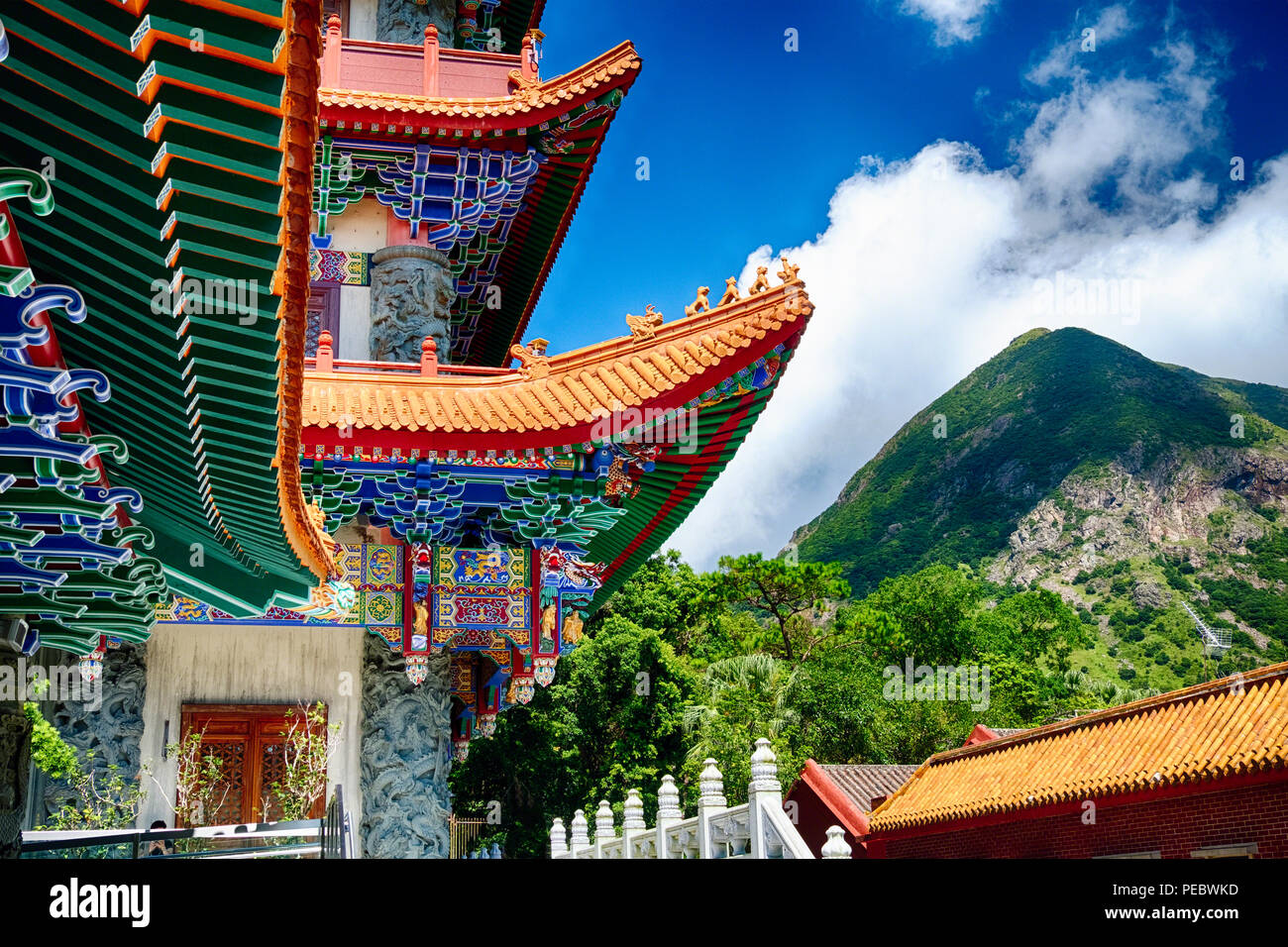 Toit coloré Détails du monastère Po Lin, Lantau Island, Hong Kong, Chine Banque D'Images