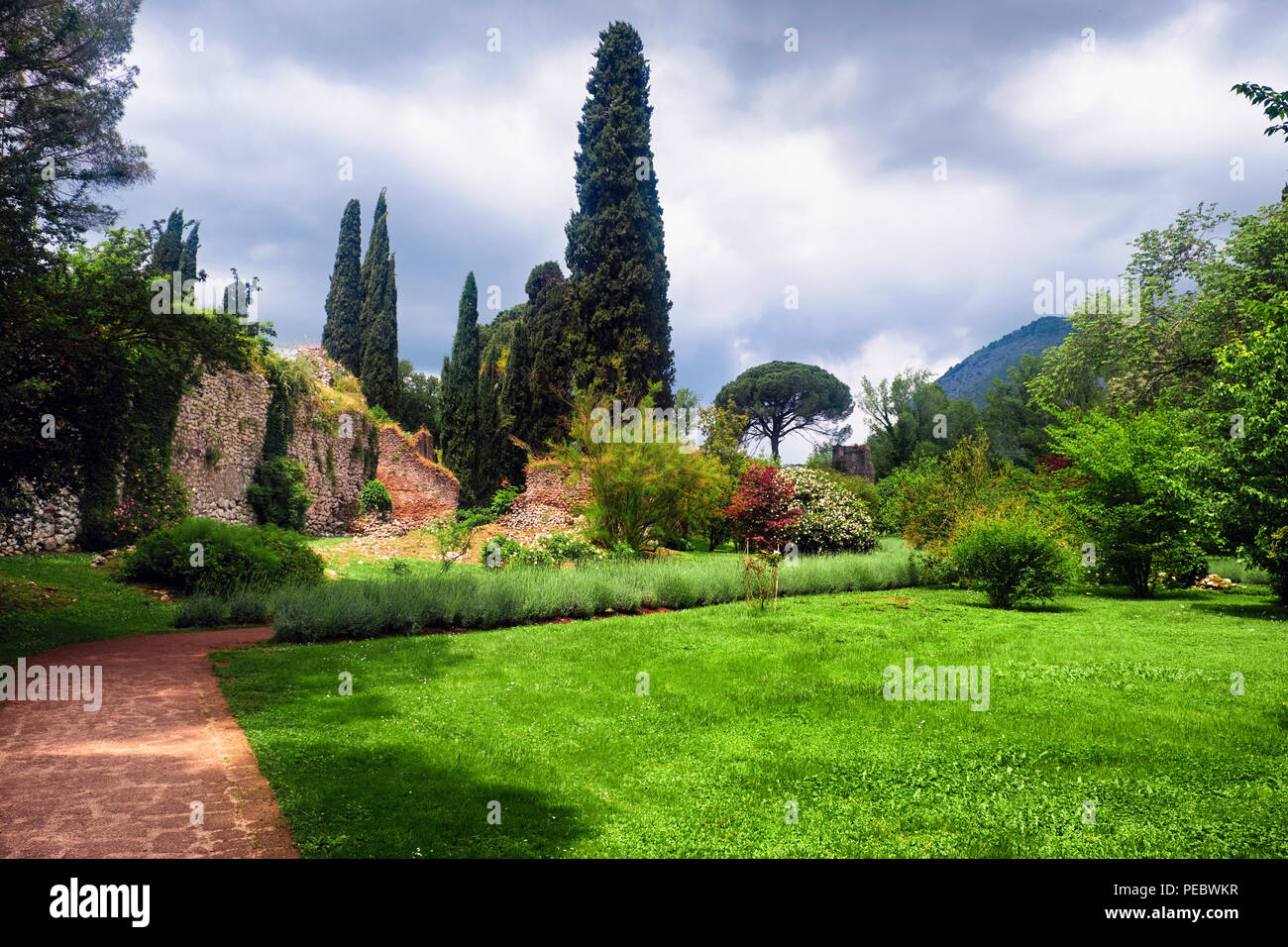 Sentier de marche dans un jardin avec des ruines, Jardin Ninfa, Cisterna di Latina, Italie Banque D'Images