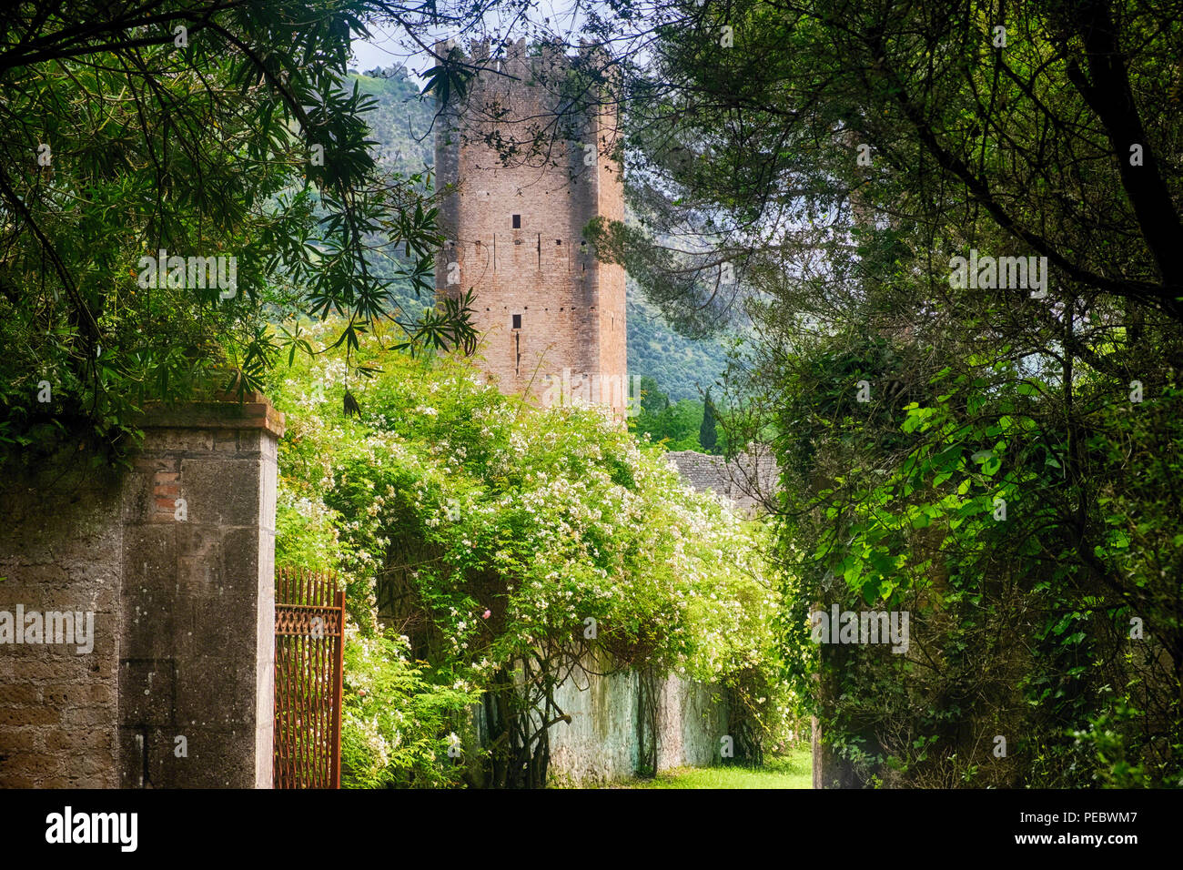 Entrée du jardin avec une tour médiévale, jardin de Ninfa, Cisterna di Latina , Italie Banque D'Images