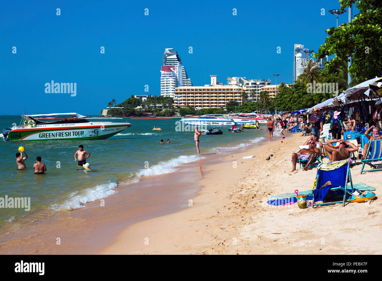 Les touristes sur la plage, Pattaya, Thaïlande Banque D'Images