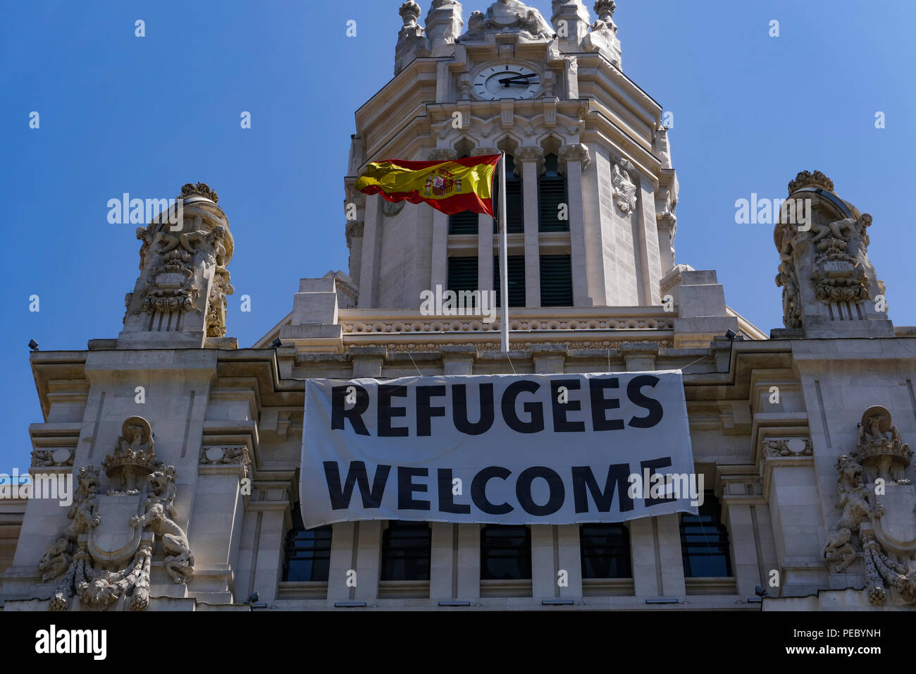 Mairie de Madrid "Réfugiés" Bienvenue grande bannière. Plaza de Cibeles CentroCentro building sign sur le dessus. Banque D'Images