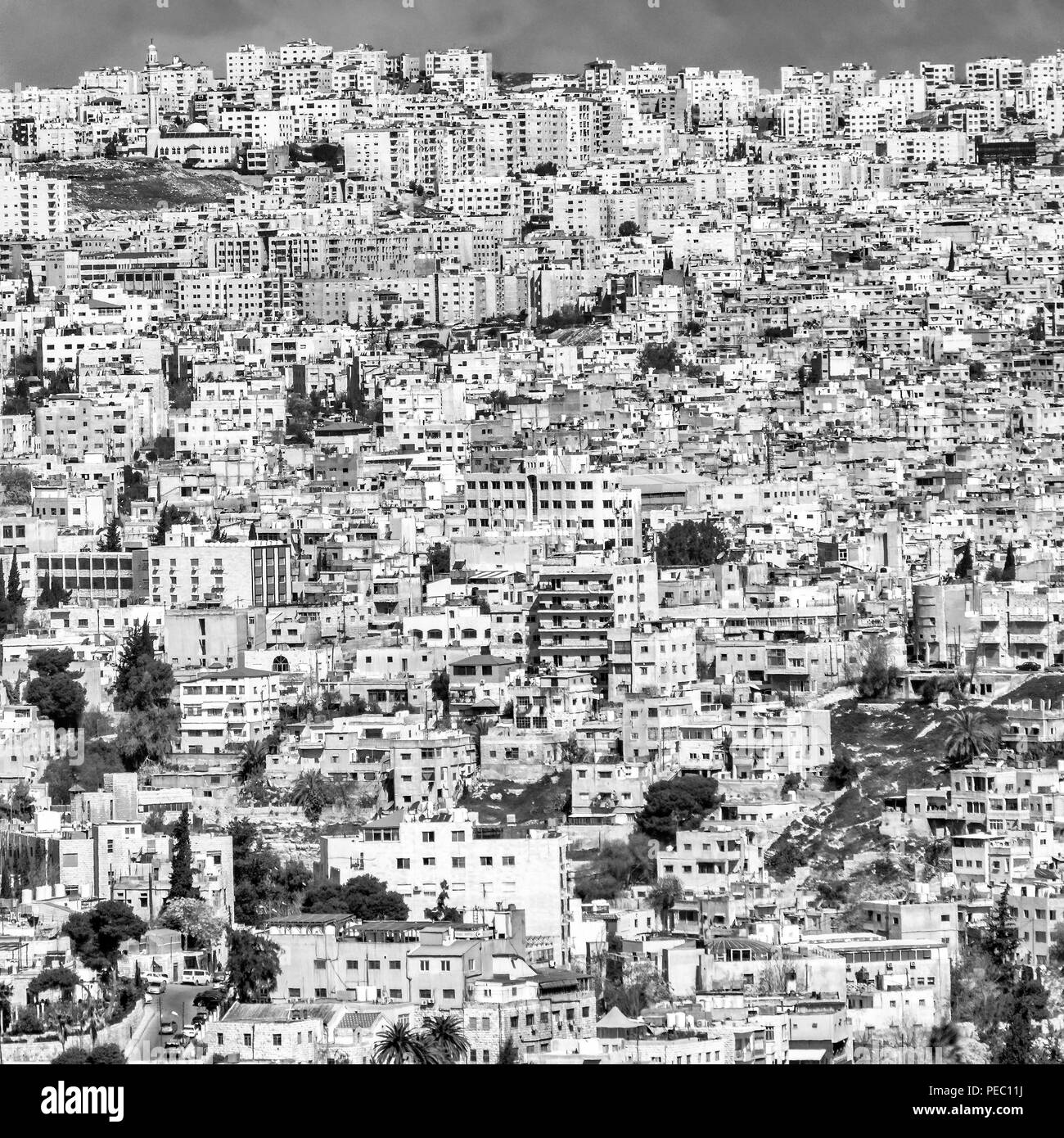 Le noir et blanc l'article de vue d'Amman, l'affreuse capitale surpeuplée de Jordanie. Banque D'Images