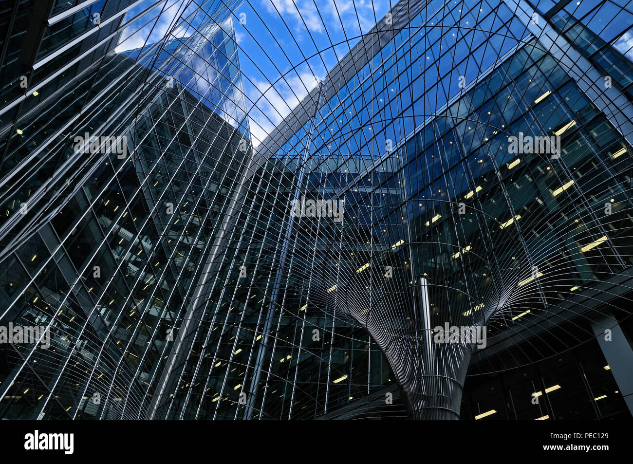 Résumé de l'architecture contemporaine d'immeubles de bureaux en verre, London, England, UK Banque D'Images