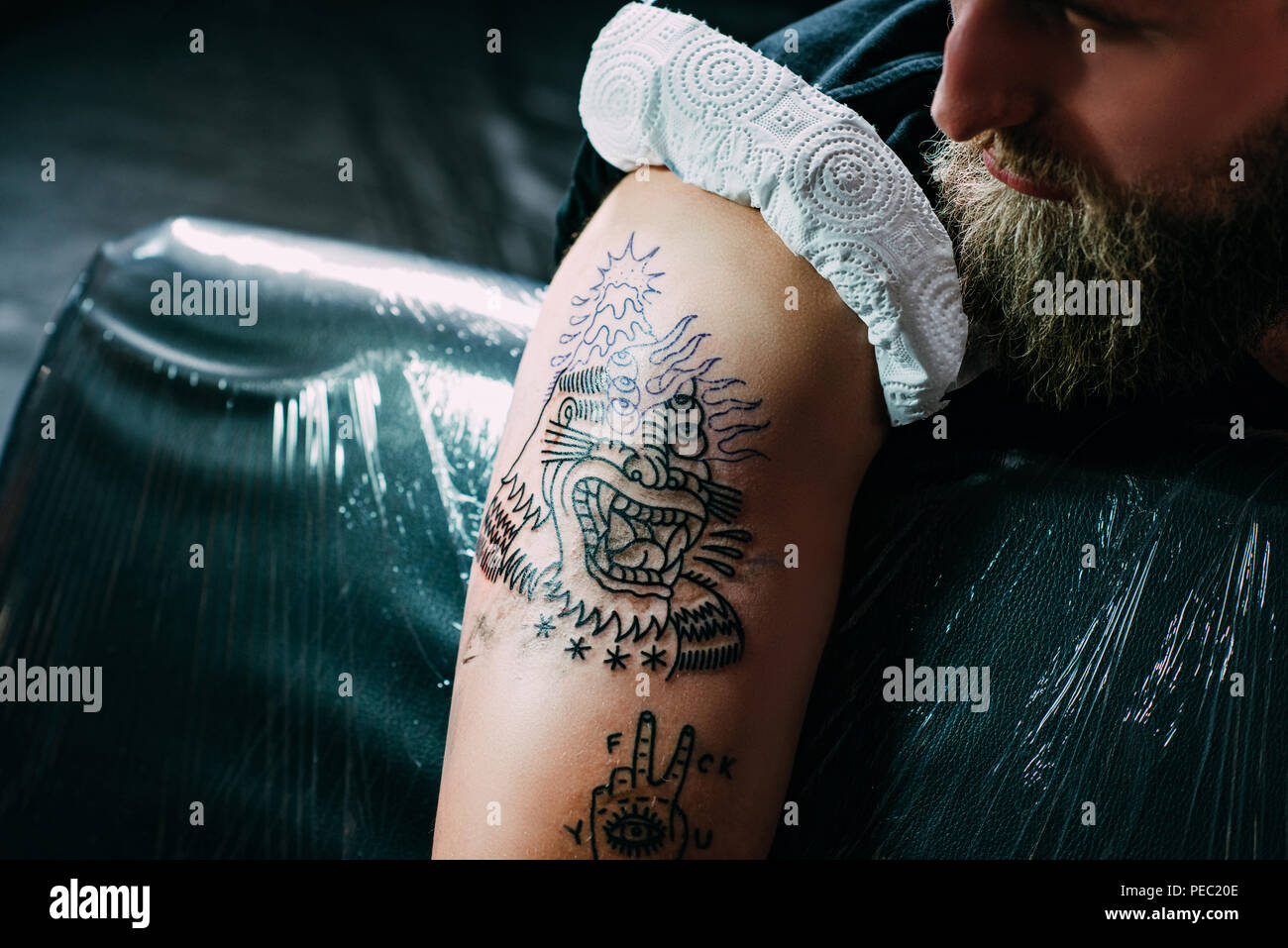 Vue Partielle De L Homme Avec Nouveau Tatouage Sur L Epaule Au Salon De Tatouage Photo Stock Alamy