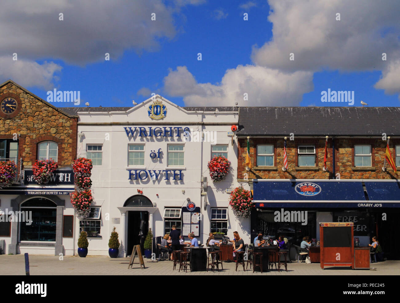 Howth Co. Dublin. Irlande. Un certain nombre de restaurants ont surgi ici sur le West Pier, qui était autrefois réservé à l'industrie de la pêche Banque D'Images