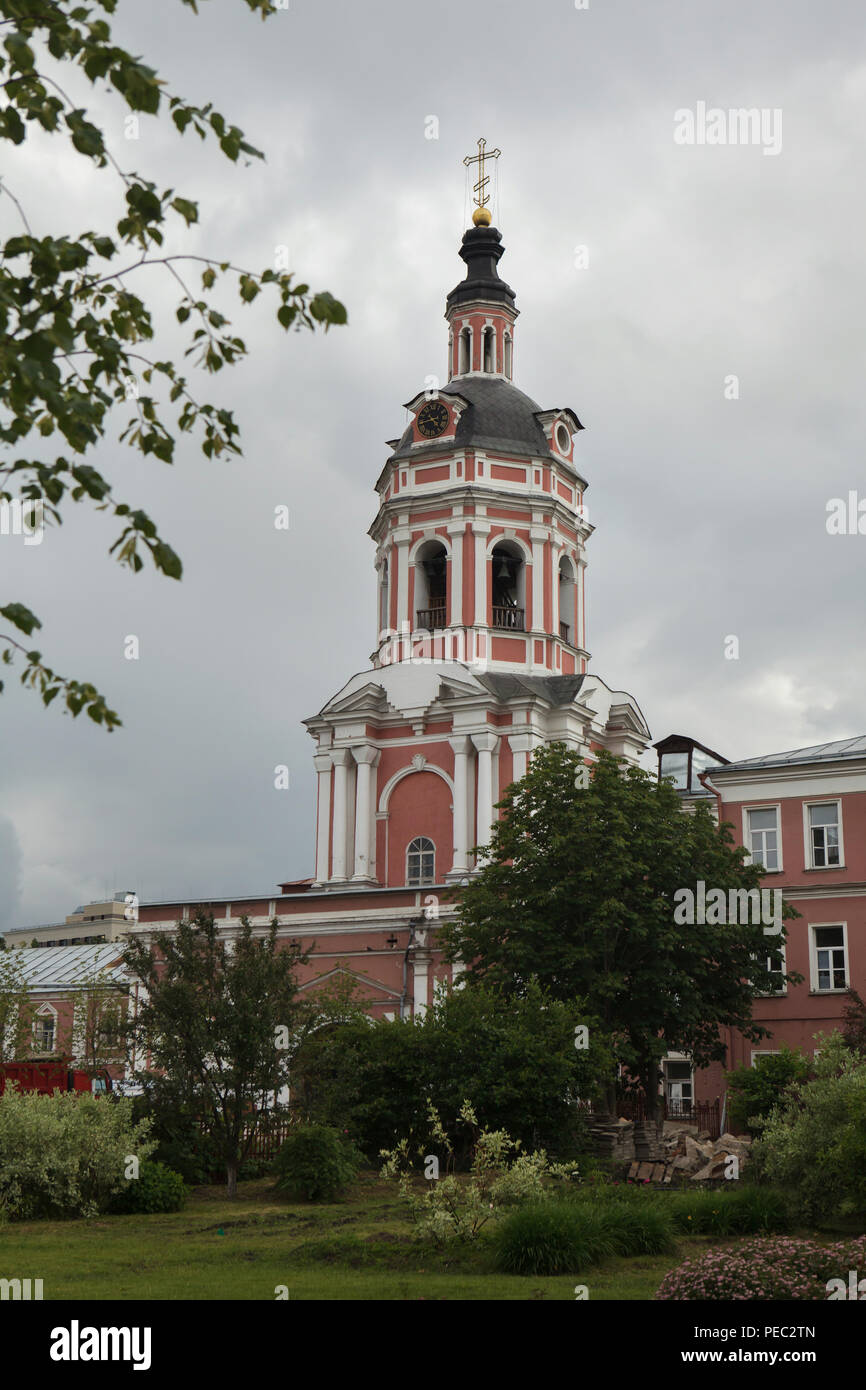 Bell Tower sur l'entrée ouest de la monastère de Donskoï à Moscou, Russie. Le clocher conçu par l'architecte suisse Pietro Antonio Trezzini en coopération avec l'architecte allemand Gottfried Johann Schädel et architecte russe Alexei Yevlashev a été construit en 1730-1753 sur l'entrée principale au monastère de style Baroque élisabéthain. Banque D'Images