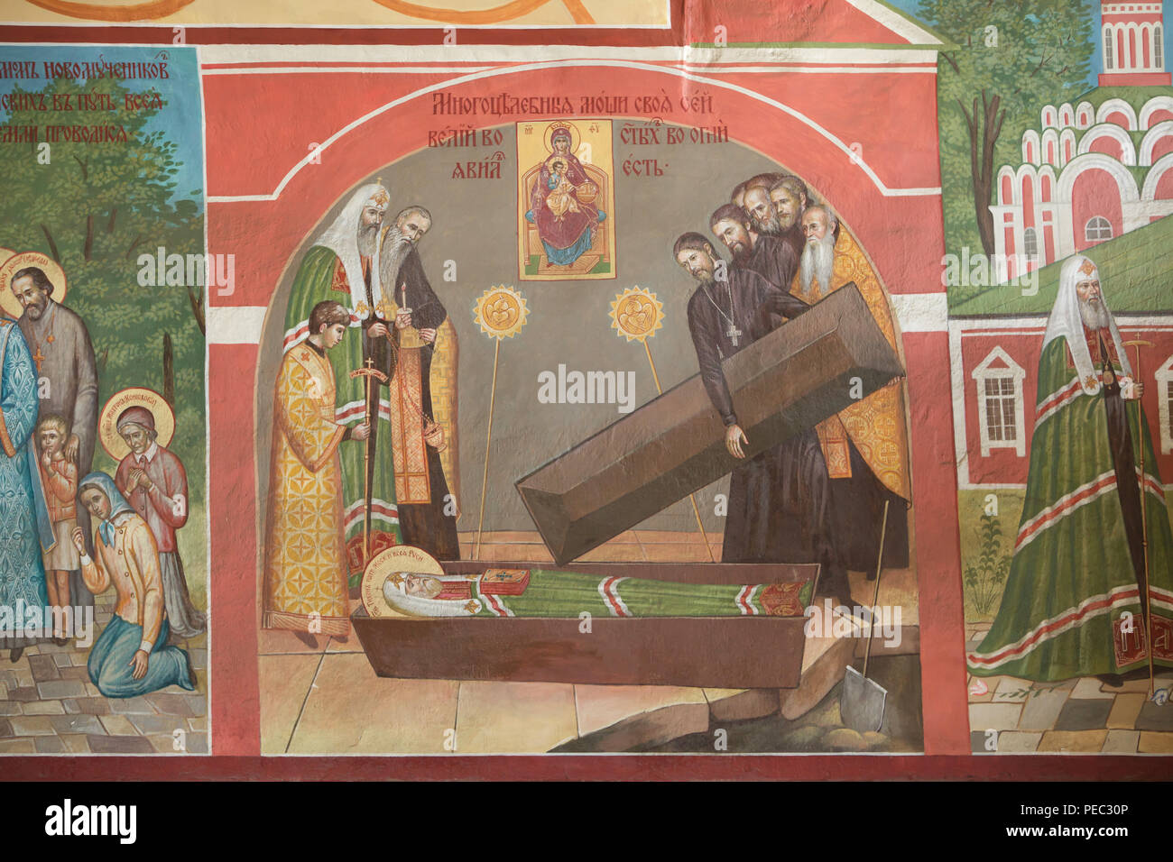 La découverte des reliques du Patriarche Tikhon de Moscou dans le monastère de Donskoï, le 19 février 1992, décrit dans la peinture murale dans l'entrée ouest du monastère Donskoï à Moscou, Russie. Le Patriarche Alexis II de Moscou est représenté à côté du cercueil dans la gauche. Banque D'Images