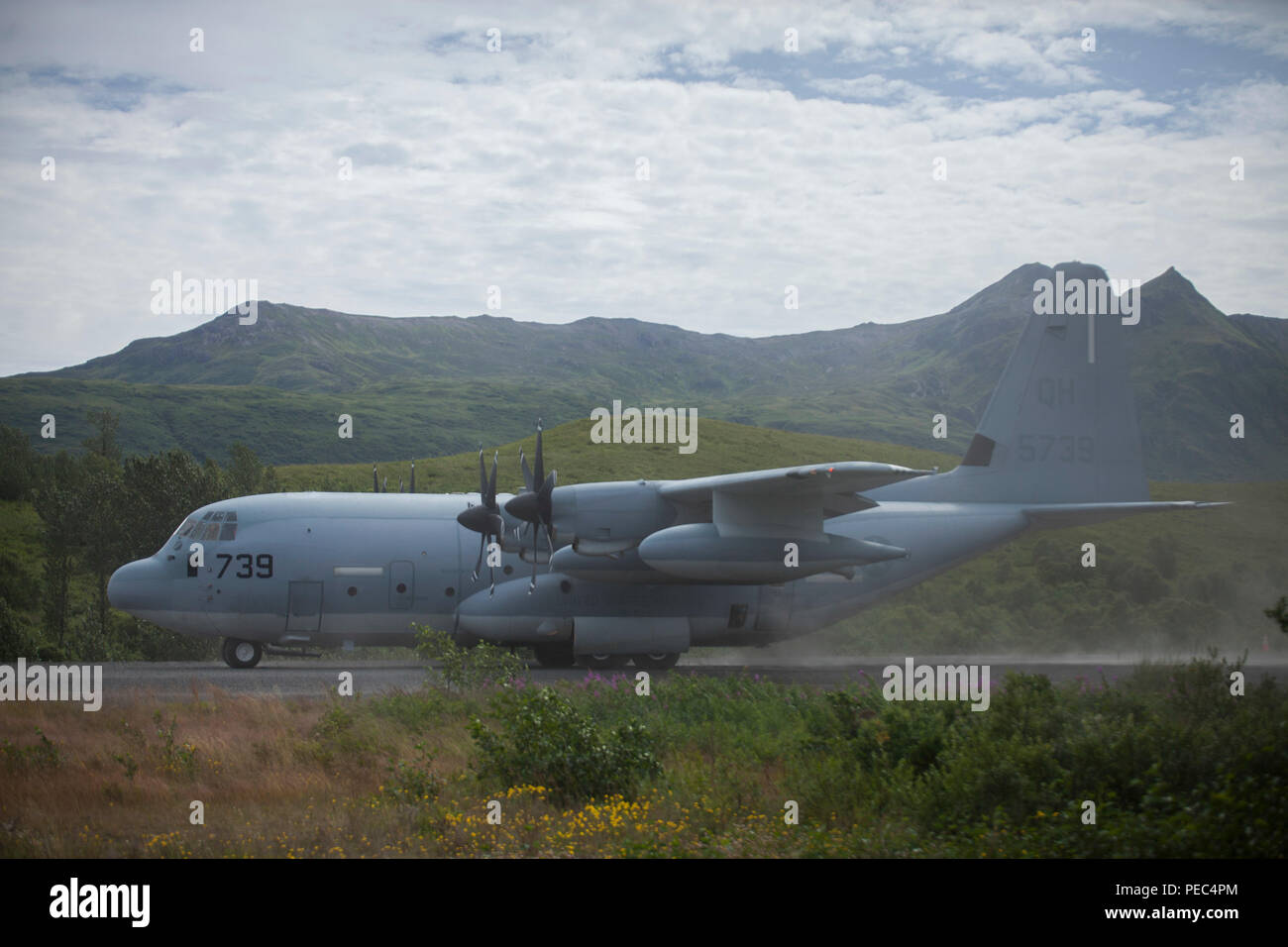 Le colonel Charles Moïse, le commandant du Groupe aérien maritime 41, 4e Escadre Un avion Marine terres C-130 au cours de préparation à l'innovante Vieux Port, de l'Alaska, le 6 août 2018. Cette année marque l'achèvement de l'extension de 2 000 pieds de piste du vieux port. (U.S. Marine Corps photo par Lance Cpl. Tessa D. Watts) Banque D'Images