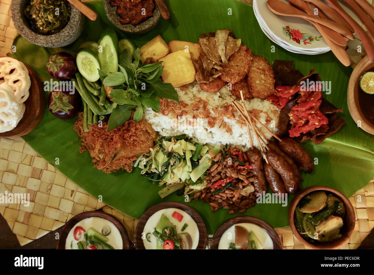 Rijsttafel indonésien sur feuille de bananier. Riz avec divers plats de Sumatra, Java, Sulawesi et sont servis sur des feuilles de banane. Banque D'Images