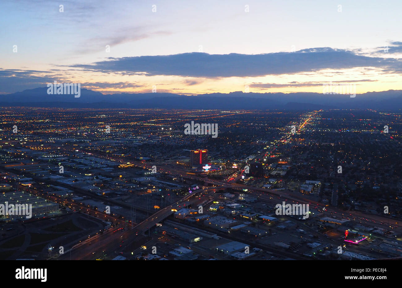 Voir à partir de la stratosphère Tower sur ville illuminée avec Las Vegas Boulevard, Crépuscule, Las Vegas, Nevada, USA Banque D'Images