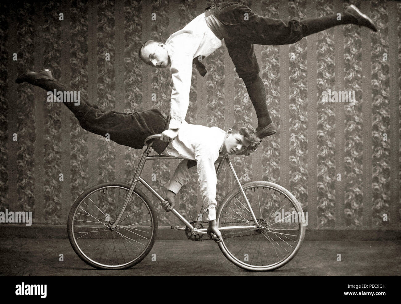 Deux acrobates à vélo, c. 1913, Allemagne Banque D'Images