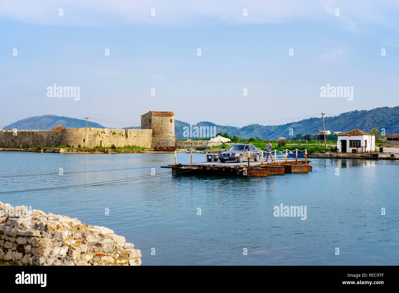 Car-ferry via Vivar Canal, forteresse vénitienne à l'arrière, le Parc National de Butrint, près de Saranda, Albanie, Qark Vlora Banque D'Images