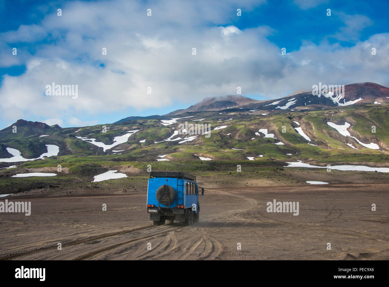 La conduite de camions à travers le sable de lave, volcan Gorely, Kamchatka, Russie Banque D'Images