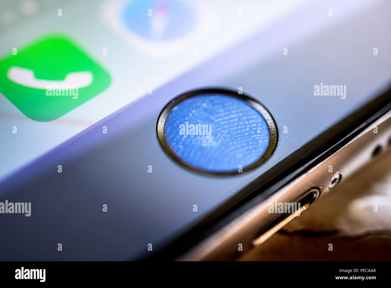 Close-up de bouton d'accueil de l'iPhone 6s avec capteur d'empreintes digitales, empreintes digitales sur Touch ID, lecteur d'empreintes digitales, smartphone, iOS Banque D'Images