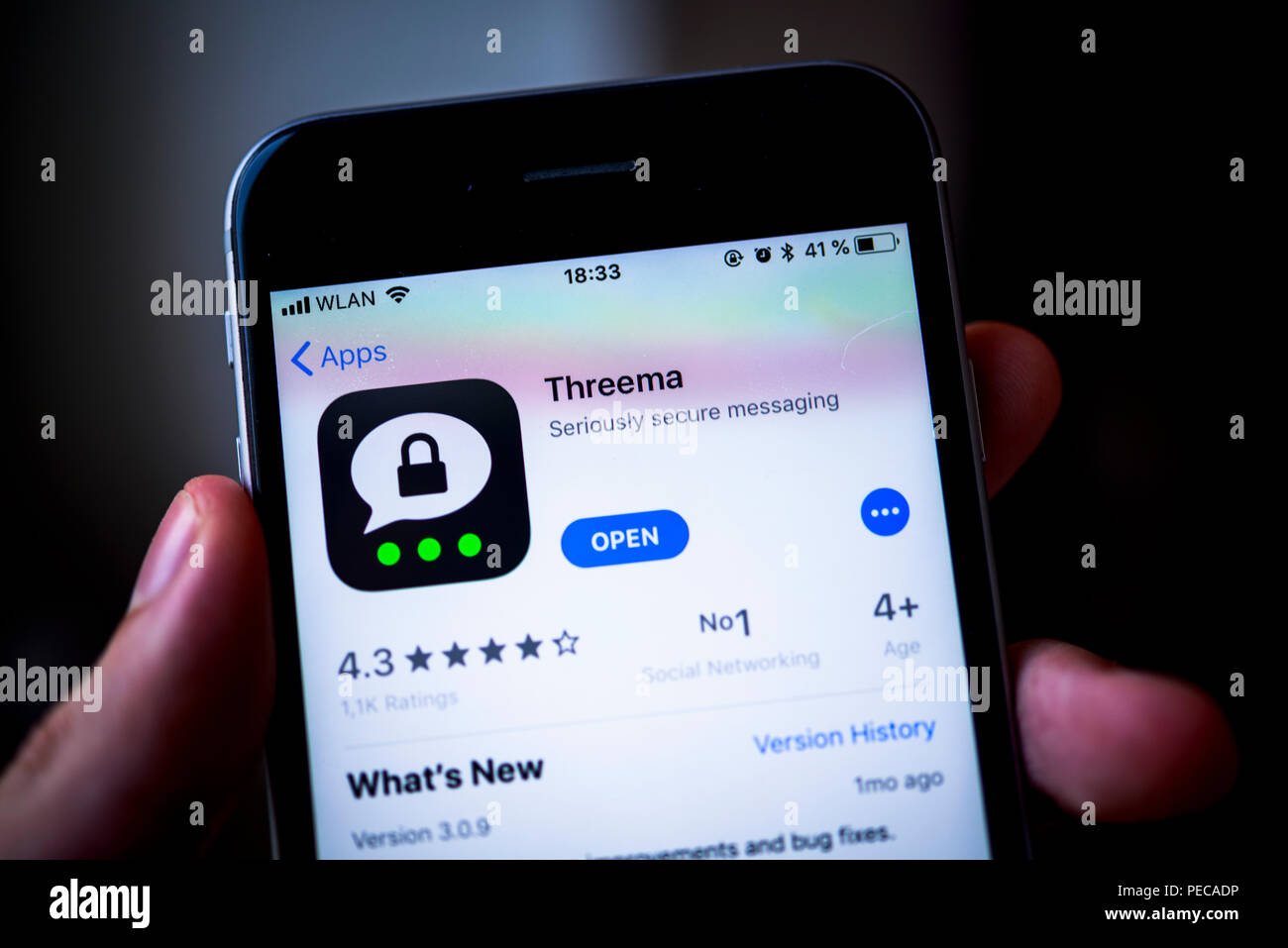 Main tenant l'iPhone avec Threema, secure Instant Messenger App, dans l'Apple App Store, l'icône de l'application, écran, iPhone, iOS Banque D'Images
