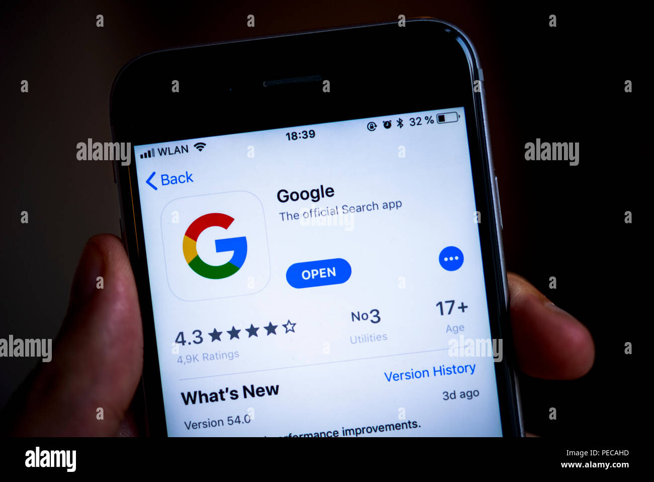 Main Tenant L Iphone Avec L Application Recherche Google Sur L App Store D Apple L Icone De L Application Iphone Ios Smartphone L Affichage Photo Stock Alamy