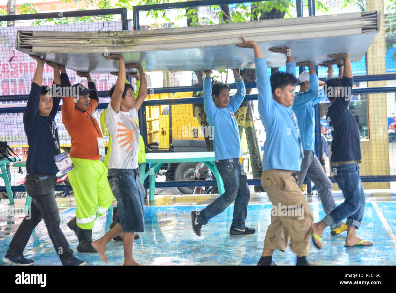 Quezon City, Philippines. Août 12, 2018. Tente CABANE POP. Les travailleurs de la ville de Quezon gouvernement travaillent sur l'assemblage d'un type fermé et faites à partir d'un disque de sélection appelé "tente Cabane Pop tente' pour les familles victimes de la mousson. Crédit : Robert Oswald Alfiler/Pacific Press/Alamy Live News Banque D'Images