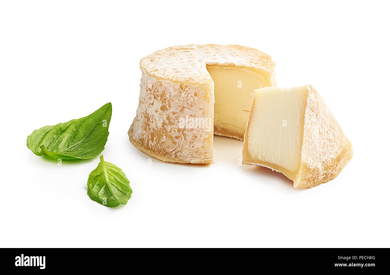 Tranches de fromage Crottin isolé sur fond blanc Banque D'Images