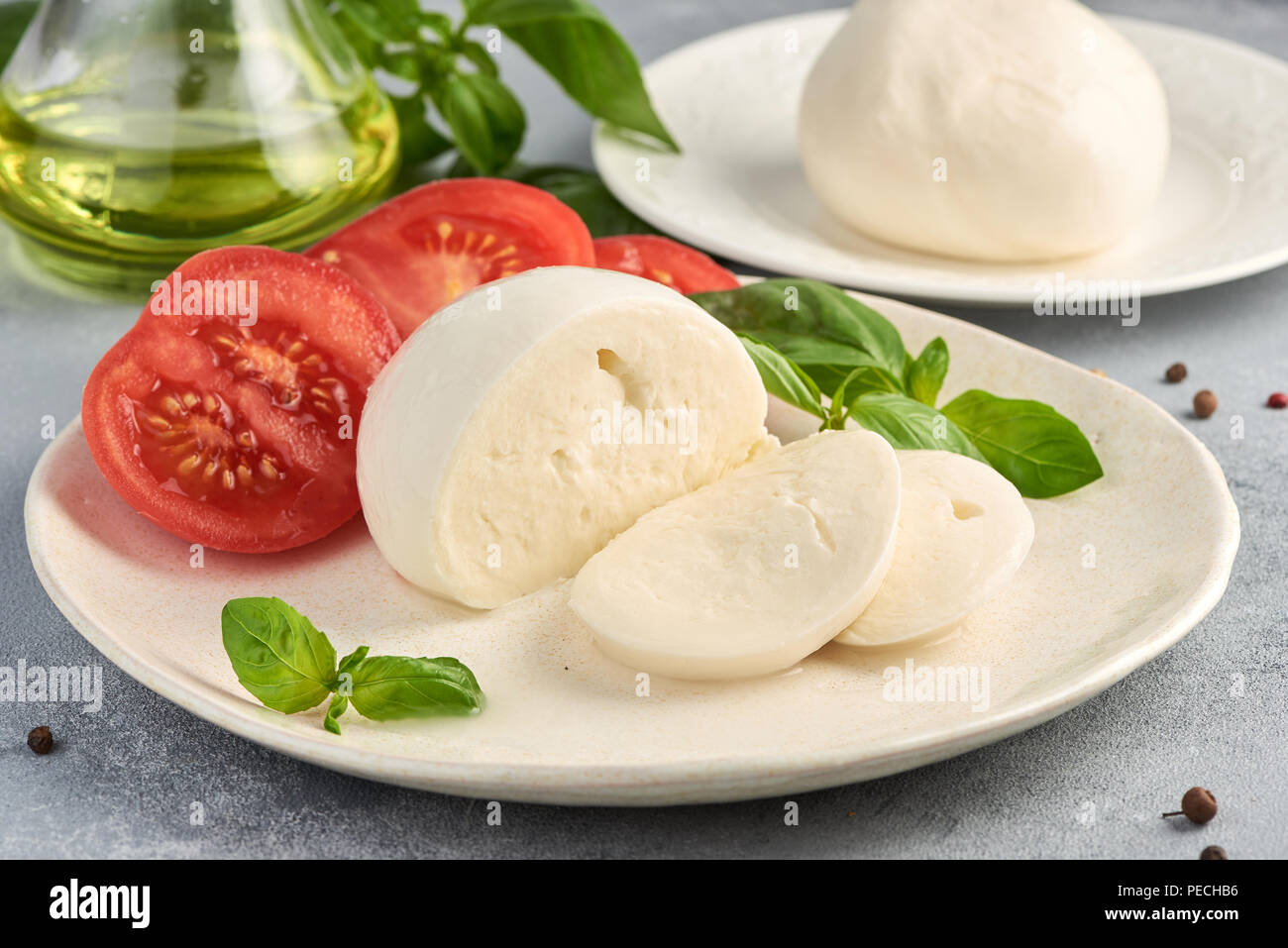 Buffalo mozzarella avec des feuilles de basilic et les tomates. Banque D'Images