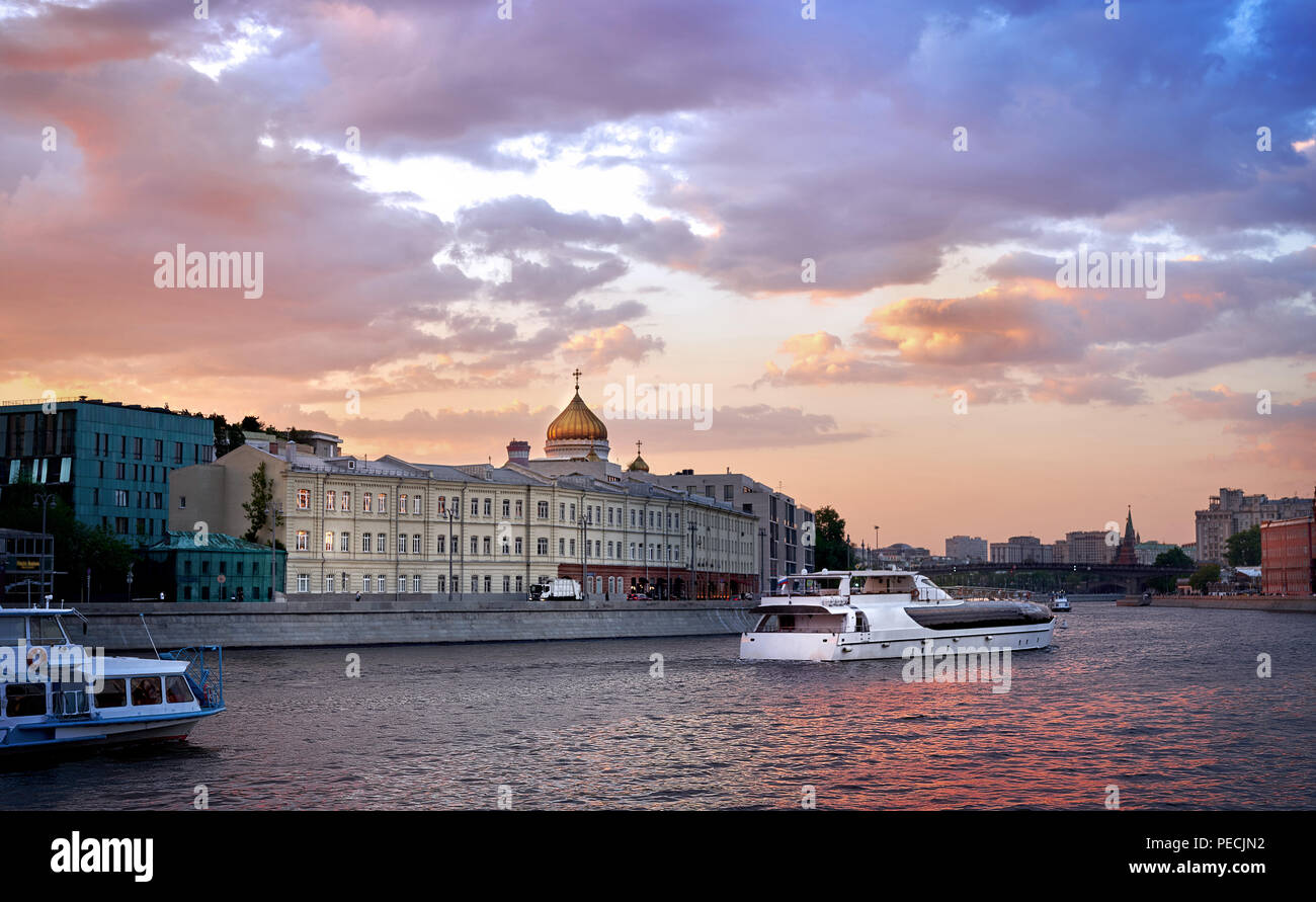 Belle vue panoramique sur la rivière de Moscou en soirée avec des bateaux de croisière dans la région de Moscou, Russie Banque D'Images