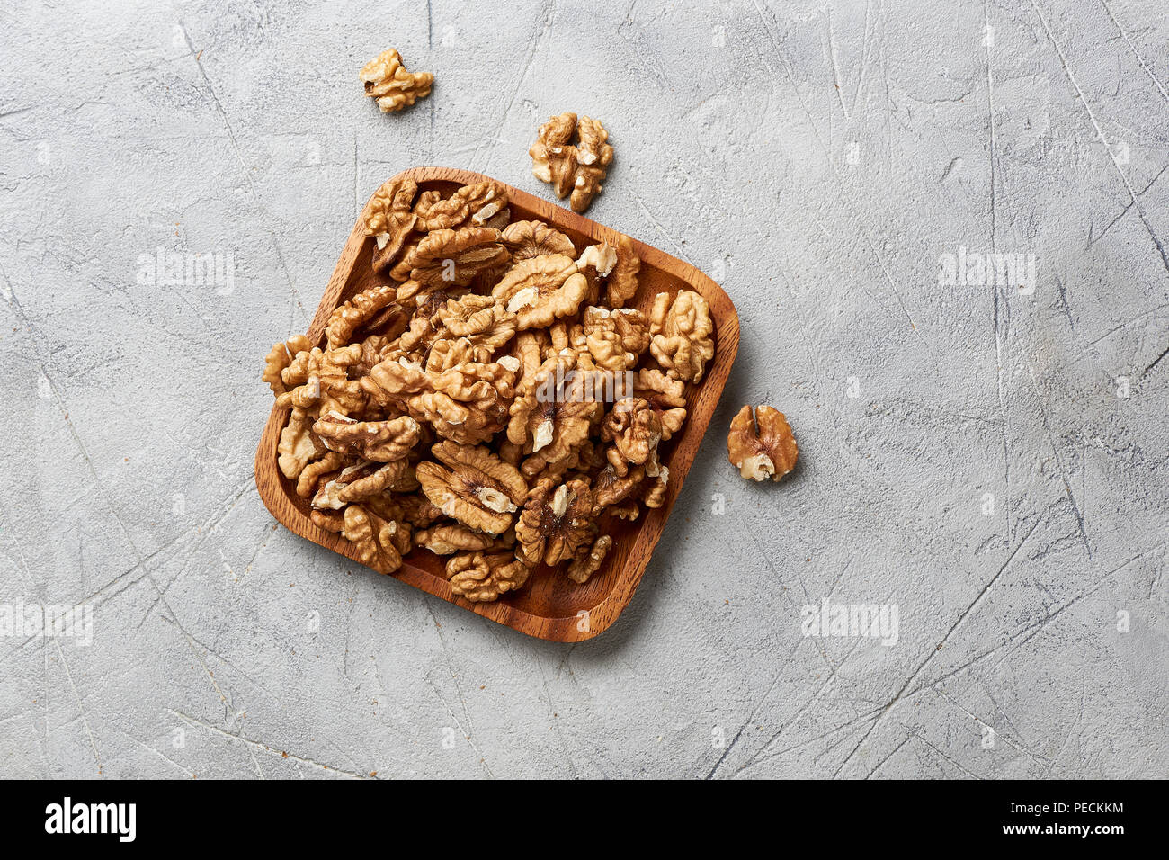 Les cerneaux de noix sur fond gris. Banque D'Images