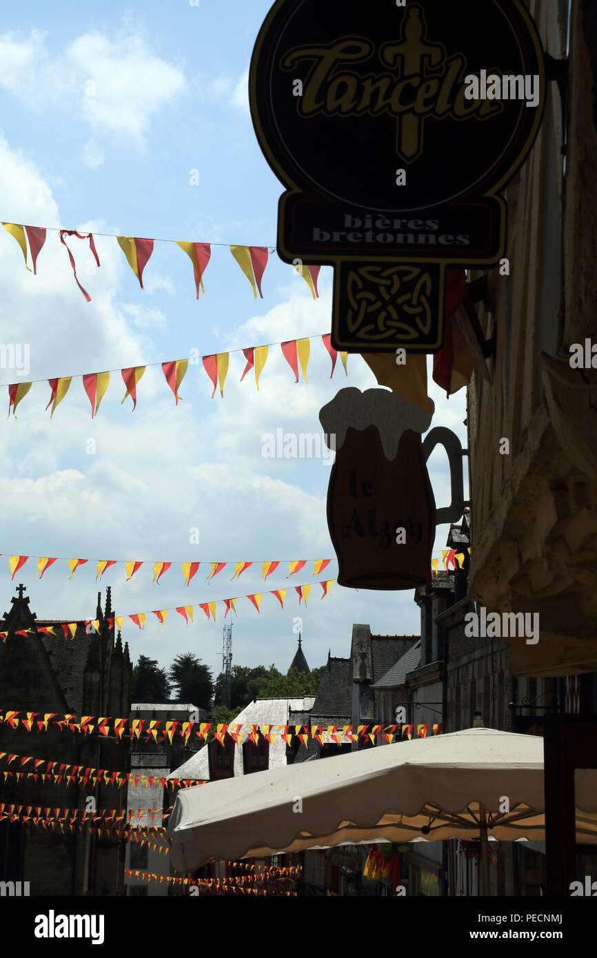 Avis de banderoles et affiches dans la rue Olivier de Clisson, Josselin, Morbihan, Bretagne, France Banque D'Images Avis de banderoles et affiches dans la rue Olivier de Clisson, Josselin, Morbihan, Bretagne, France Banque D'Images