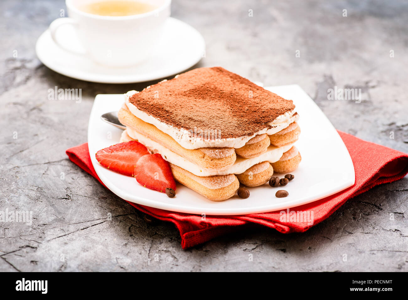 Tiramisu à la fraise sur la table. L'heure du thé Banque D'Images