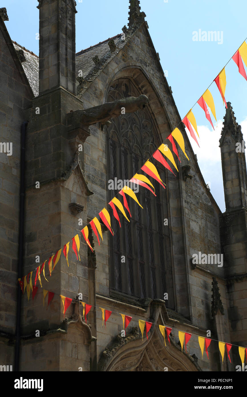 Basilique Notre Dame du Roncier à partir de la rue Olivier de Clisson, Josselin, Morbihan, Bretagne, France Banque D'Images Basilique Notre Dame du Roncier à partir de la rue Olivier de Clisson, Josselin, Morbihan, Bretagne, France Banque D'Images
