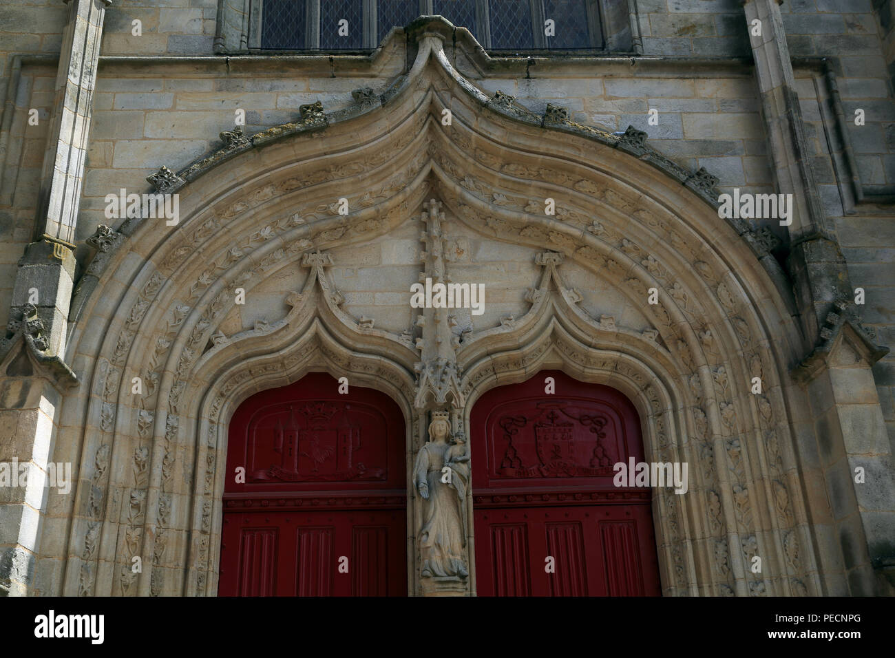 Entrée de la Basilique Notre-Dame du Roncier à partir de la rue Olivier de Clisson, Josselin, Morbihan, Bretagne, France Banque D'Images Entrée de la Basilique Notre-Dame du Roncier à partir de la rue Olivier de Clisson, Josselin, Morbihan, Bretagne, France Banque D'Images
