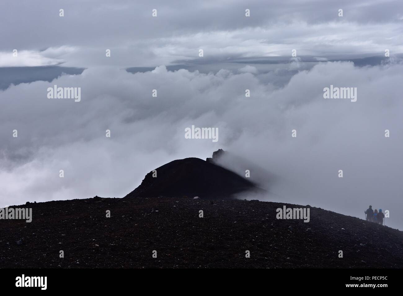 De disparaître dans l'épi de montagne nuages denses Banque D'Images