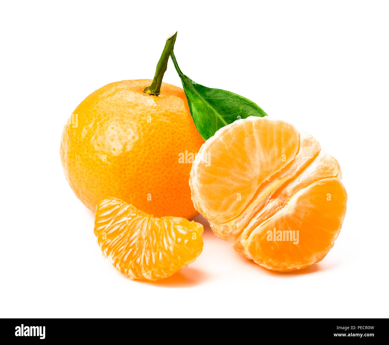 La mandarine ou clémentine fruit isolé sur fond blanc. Macro. Tranche de mandarin. Banque D'Images