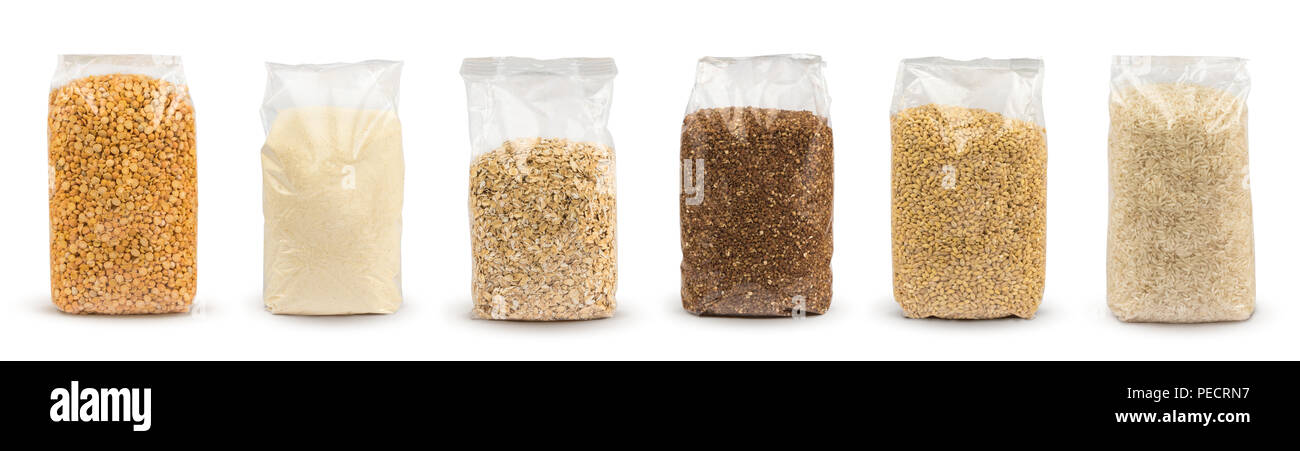 Ensemble de sacs en plastique transparent avec plein de gruaux isolé sur fond blanc. Les paquets avec des pois, de la semoule, le riz, le sarrasin, graines de céréales, flocons d'avoine. Immersive. Banque D'Images