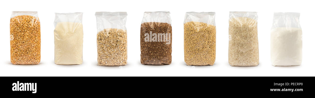 Ensemble de sacs en plastique transparent avec plein de gruaux isolé sur fond blanc. Les paquets avec des pois, de la semoule, le riz, le sarrasin, graines de céréales, flocons d'avoine, de sucre. Immersive. Banque D'Images