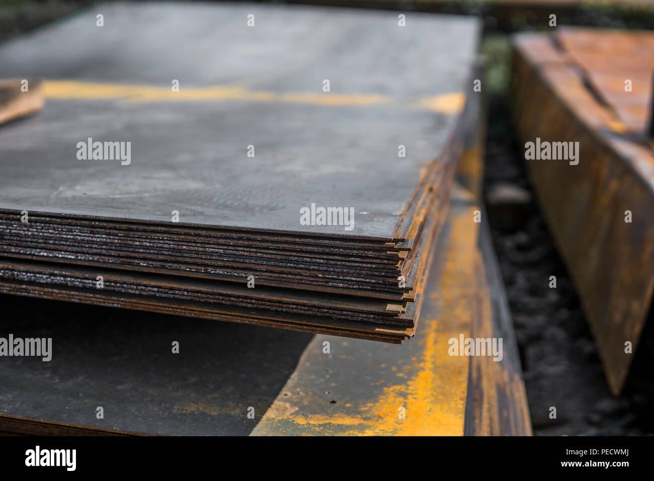 Dépôt de feuilles d'acier en piles en boîtes à l'entrepôt de produits métalliques. Métaux patiné feuille pour la construction. La corrosion du métal Banque D'Images